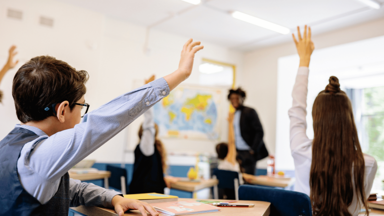 Comment intégrer le Brain Gym® en classe : guide pratique pour les enseignants