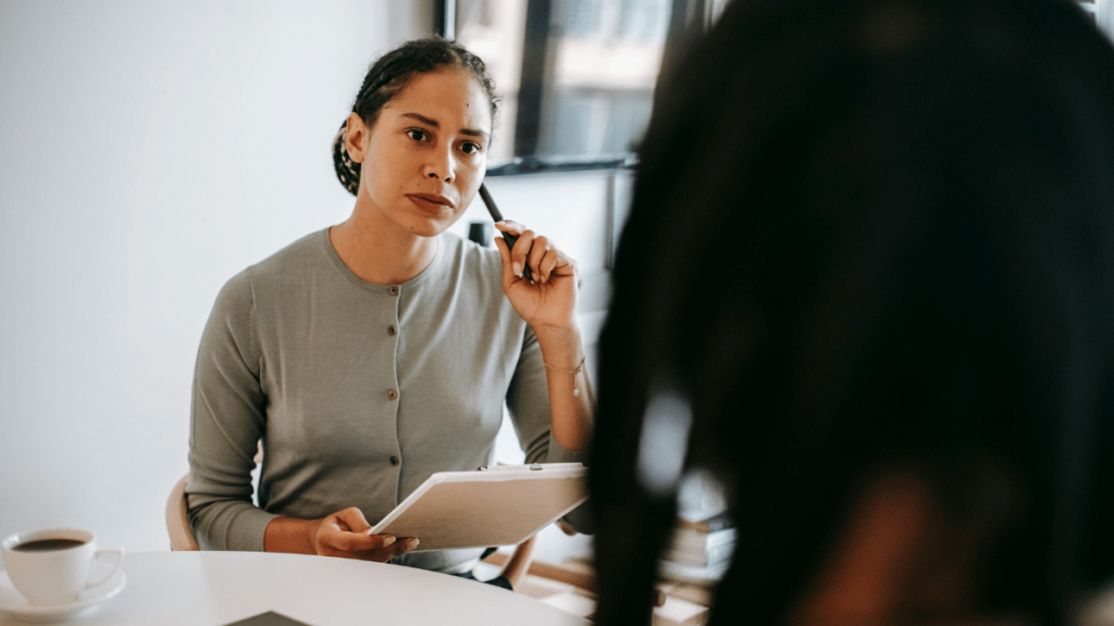 Pourquoi l’écoute est plus importante que la parole dans la communication