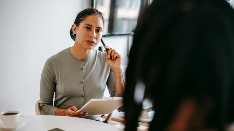 Pourquoi l’écoute est plus importante que la parole dans la communication